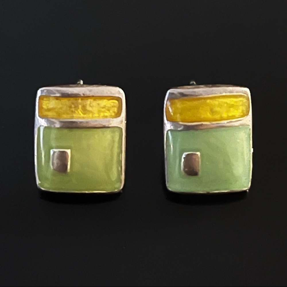 ✨Beautiful Vintage Signed Guess Stud Earrings